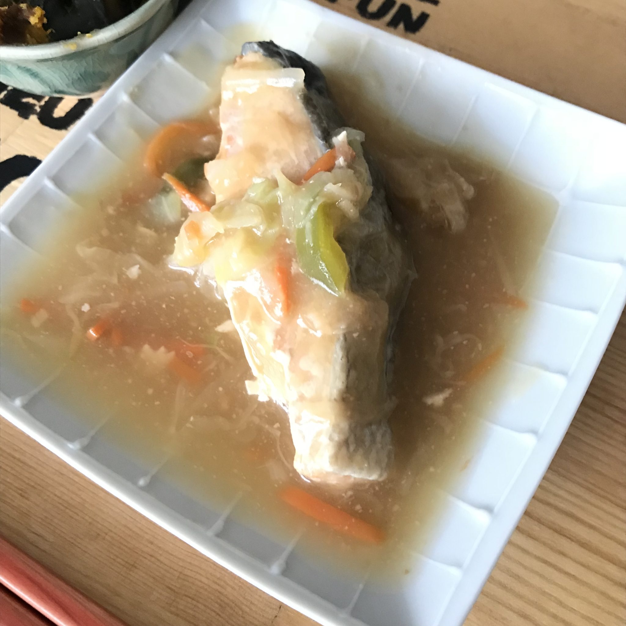 健康三彩弁当の鮭のちゃんちゃん焼き