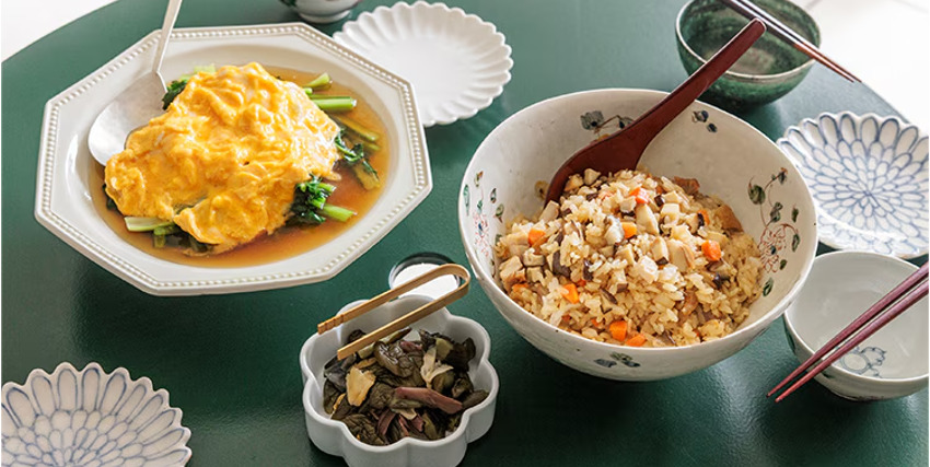 栗原はるみのきのこと鶏のレンジおこわ／かぶれ菜と小松菜のあんかけ卵のせ