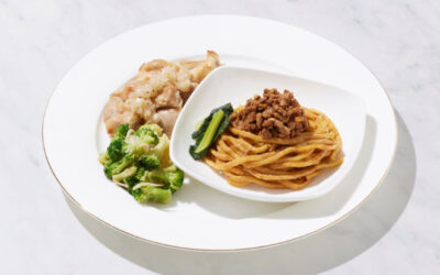 マッスルデリから、新たな冷凍弁当として「旨辛！花椒香る汁なし担々麺セット」が2026年3月3日より登場！